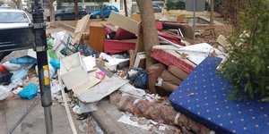 Στρωματα και έπιπλα πεταμένα στο πεζοδρόμιο