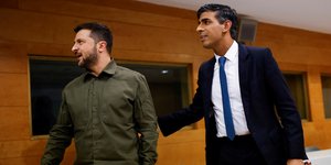 Ο πρωθυπουργός της Βρετανίας Ρίσι Σούνακ με τον ηγέτη της Ουκρανίας Βολοντιμίρ Ζελένσκι