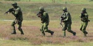 Σουηδοί στρατιώτες στη διάρκεια άσκησης