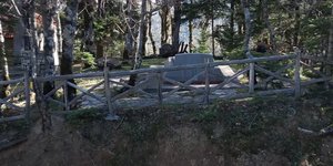 Ο τάφος του Χαρίλαου Φλωράκη σε μια από τις κορυφές των Αγράφων