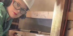 Μια TikToker έγινε διάσημη σκάβοντας τούνελ κάτω από το σπίτι της 