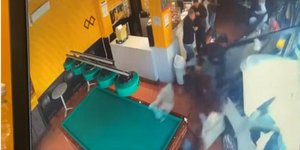 H στιγμή που το αυτοκίνητο εισβάλλει στην καφετέρια στο Τορίνο