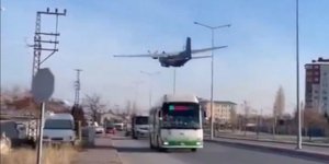 Η στιγμή που το τουρκικό μεταγωγικό αεροσκάφος περνά ξυστά από οχήματα στην Καισάρεια