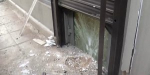 Φθορές από την έκρηξη σε υποκατάστημα τράπεζας στα Πετράλωνα