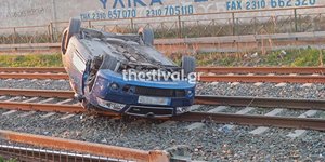 Το αυτοκίνητο στις γραμμές του ΟΣΕ στη Θεσσαλονίκη 