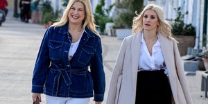 Η βουλευτής του ΣΥΡΙΖΑ Ράνια Θρασκιά (αριστερά) και η ειδική συνεργάτης του κόμματος Δώρα Τσαμπάζη