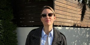 η Βίκυ Καγιά με γκρίζο παλτό 