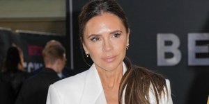 η Βικτόρια Μπέκαμ με λευκό σακάκι