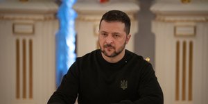 O Βολόντιμιρ Ζελένσκι υπογράφει σύμφωνο