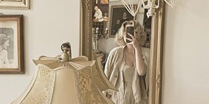 γυναίκα με ξανθές μπούκλες