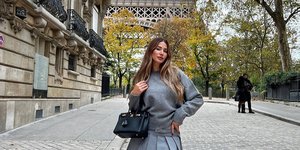 γυναίκα με γκρι πουλόβερ και μίνι φούστα