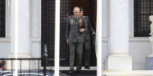 Δημήτρης Χούπης κοιταζει κατω