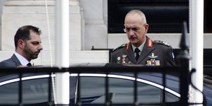 Δημήτρης Χούπης μπαινει σε αυτοκινητο