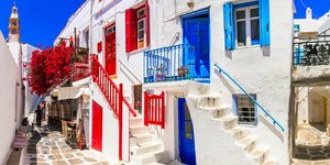 Χρωματιστό σοκάκι στη Μύκονο
