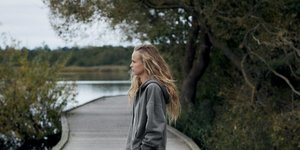 γυναίκα με φόρμες και sneakers