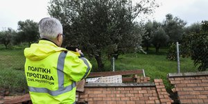 Ανδρας της Πολιτικής Προστασίας κάνει έλεγχο σε ζημιές από την κακοκαιρία