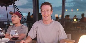 Ο Ζούκερμπεργκ τρώγοντας τις μπριζόλες του