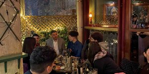 Ο Διονύσης Τεμπονέρας στα Εξάρχεια για χαλαρό ποτό με μέλη της νεολαίας ΣΥΡΙΖΑ