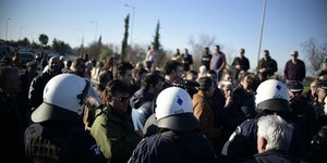 Ξεκίνησαν τα μπλόκα οι αγρότες: Συμβολικός αποκλεισμός στον κόμβο Νίκαιας 