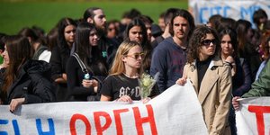 Φοιτητές στα Τέμπη με λουλούδια στα χέρια