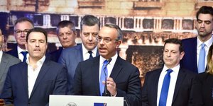 Ο υπουργός Υποδομών και Μεταφορών Χρήστος Σταϊκούρας, κατά την έναρξη διαπραγμάτευσης των μετοχών της «Διεθνής Αερολιμένας Αθηνών Α.Ε.», στο Χρηματιστήριο Αθηνών