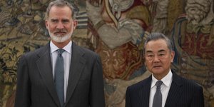 Ο βασιλιάς της Ισπανίας Φίλιππος ΣΤ' (αριστερά) και ο υπουργός Εξωτερικών της Κίνας Γουάνγκ Γι (δεξιά), ποζάρουν στο παλάτι Zarzuela στη Μαδρίτη