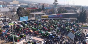 Aγρότες με τρακτέρ έξω από ΔΕΘ