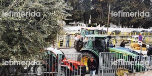 Αγρότες με τρακτέρ απέκλεισαν το Τελωνείο στη Λάρισα