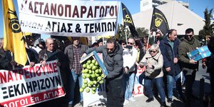 Αγρότες στα μπλόκα