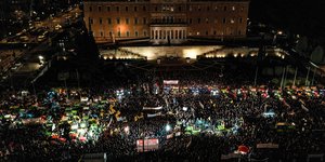 Οι αγρότες έξω από τη Βουλή με τα τρακτέρ