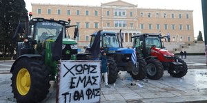 Για 2η ημέρα τα τρακτέρ των αγροτών στο Σύνταγμα