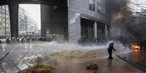 Συγκρούστηκαν με τις αστυνομικές δυνάμεις οι αγρότες έξω από το Ευρωκοινοβούλιο, στις Βρυξέλλες