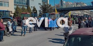 Αγρότες διαμαρτύρονται έξω από το κτίριο της Περιφέρειας στην Χαλκίδα
