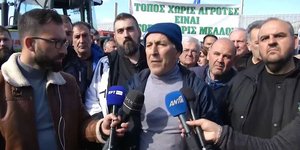Οι αγρότες που βρίσκονται στο τελωνείο των Κήπων