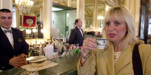 Η Αλεσάντρα Μουσολίνι πίνει καφέ