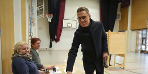 Ο Αλεξάντερ Στουμπ ρίχνει τη ψήφο του