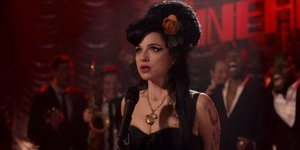 Στη δημοσιότητα δόθηκε το trailer της πολυδιαφημισμένης ταινίας για τη ζωή της Έϊμι Γουάινχαουζ