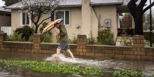 Ανδρας στη Καλιφόρνια περπατά στη βροχή