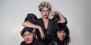 κλελια ανδριολατου με λουλουδια στο κεφάλι 