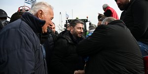 Ο Νίκος Ανδρουλάκης με αγρότες στην Ημαθία