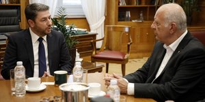 Ο Νίκος Ανδρουλάκης με τον δήμαρχο Μόρφου Β. Χατζηαβραάμ