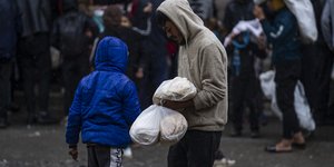 αντρας σακουλα με ψωμια 