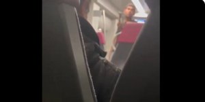 Αντρας απειλεί με τσεκούρι στο τρένο
