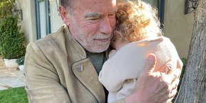 Ο Άρνολντ Σβαρτσενέγκερ αγκαλιά με την εγγονή του