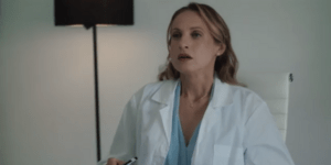 Η ηθοποιός Αστέρω Κυπριανού υποδύεται τη γιατρό στη σειρά «Famagusta»