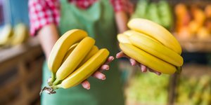 άτομο κρατά μπανάνες