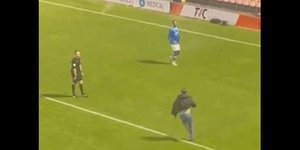 Οπαδοί στην Αγγλία έριξαν φωτοβολίδα σε διαιτητή