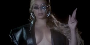 Beyoncé γυαλι φιδι