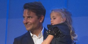 Ο Μπράντλεϊ Κούπερ παραδέχτηκε ότι δεν ένιωθε συνδεδεμένος με την κόρη του όταν γεννήθηκε