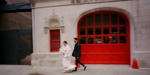 Η νύφη που παντρεύτηκε με λευκό παλτό και τσάντα Gucci 